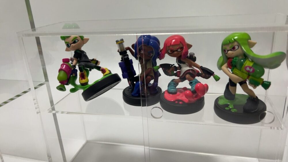 アクリルスタンド・小にアミーボを無理やり入れました。やはり4体が限界。