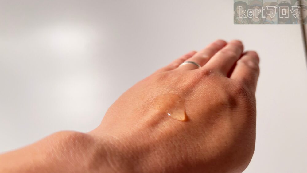 レチノール高濃度美容液はサラッとした感覚でにおいもほぼ無し