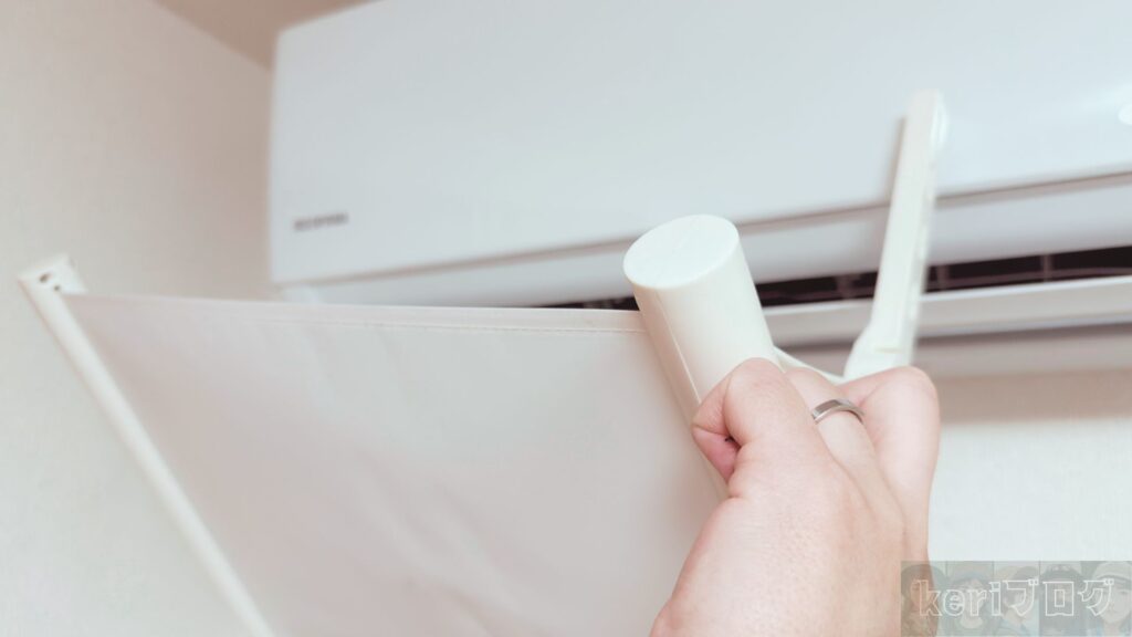 エアコンと壁の間に挟む部品と布製品部品は分離します エアコンと壁の間に挟む部品と布製品部品は分離します