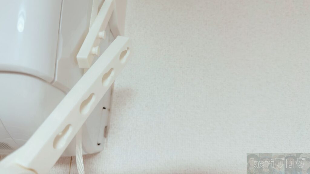 エアコンと壁の間に挟むパーツと風よけカバーをジョイントさせる部分。全部で4つの穴に入れることができ、長さを調節できます。 エアコンと壁の間に挟むパーツと風よけカバーをジョイントさせる部分。全部で4つの穴に入れることができ、長さを調節できます。