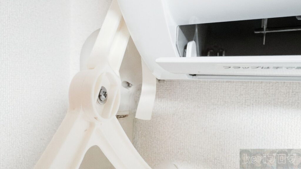 おおきなねじ部分が風よけカバーの角度を変える中心。大きなねじでしっかり固定されているのでバカねじになりにくそう。 おおきなねじ部分が風よけカバーの角度を変える中心。大きなねじでしっかり固定されているのでバカねじになりにくそう。