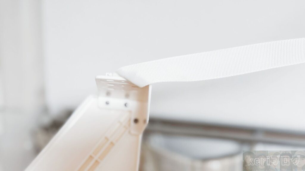 エアコンと壁の間に挟む部分の拡大写真。かなり細い場所に入るように補足設計されています。入りやすい様に先端の方がより狭くなっています。