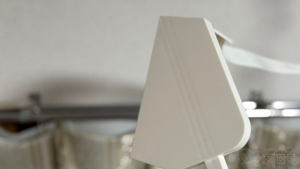 エアコンと壁の間に挟むパーツの外側の拡大図。しっかりして厚みもあります。