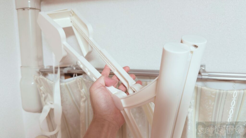 パーツの全体図。エアコンと壁の間に挟むパーツは紐で結ばれています。紐は調節可能です。