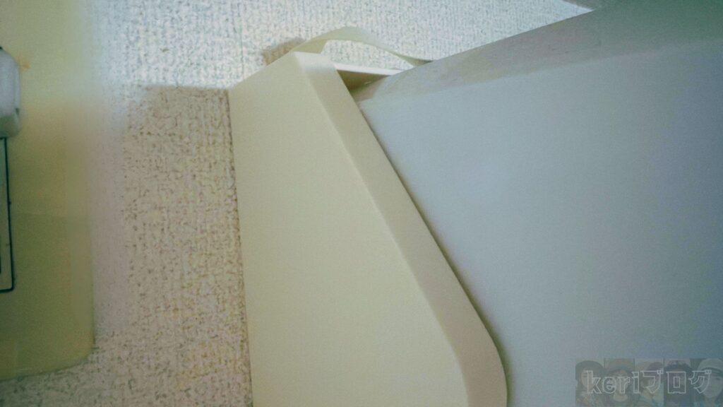 エアコンと壁の間に挟んだ写真。わずかのスキマでもスルっと入ります。