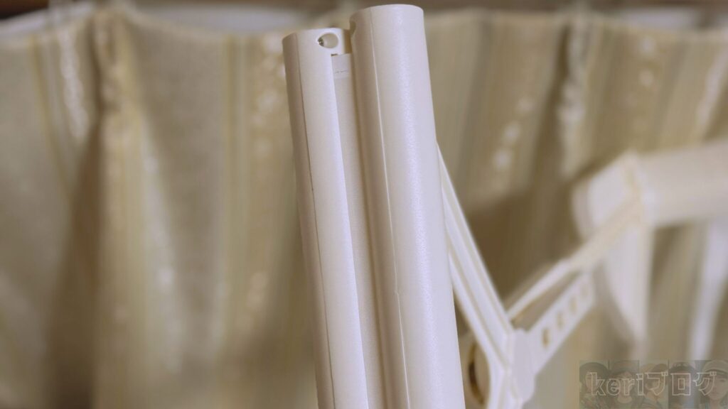 布部分はアコーディオンのように引き延ばして使います。常にこの画像の状態に戻ろうとする力が働くので、取り付けのときは少しコツが必要かも。