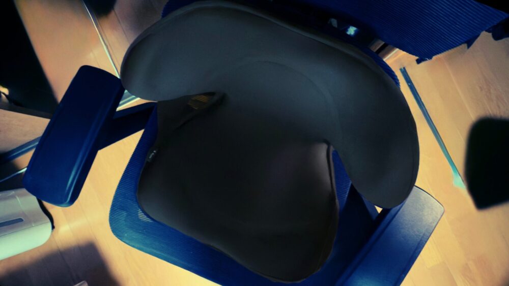 椅子に乗せた構図。