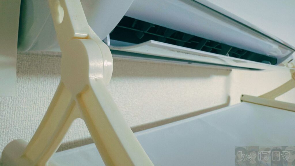 風よけカバーの向きはこのアーム部分を持って動かします。丸いパーツ部分が角度を変えられる範囲です。動かそうと思えば280度くらいまでは回せそうです。